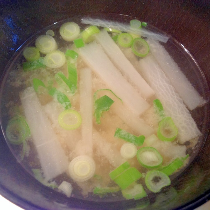 昆布だしで大根とネギの味噌汁